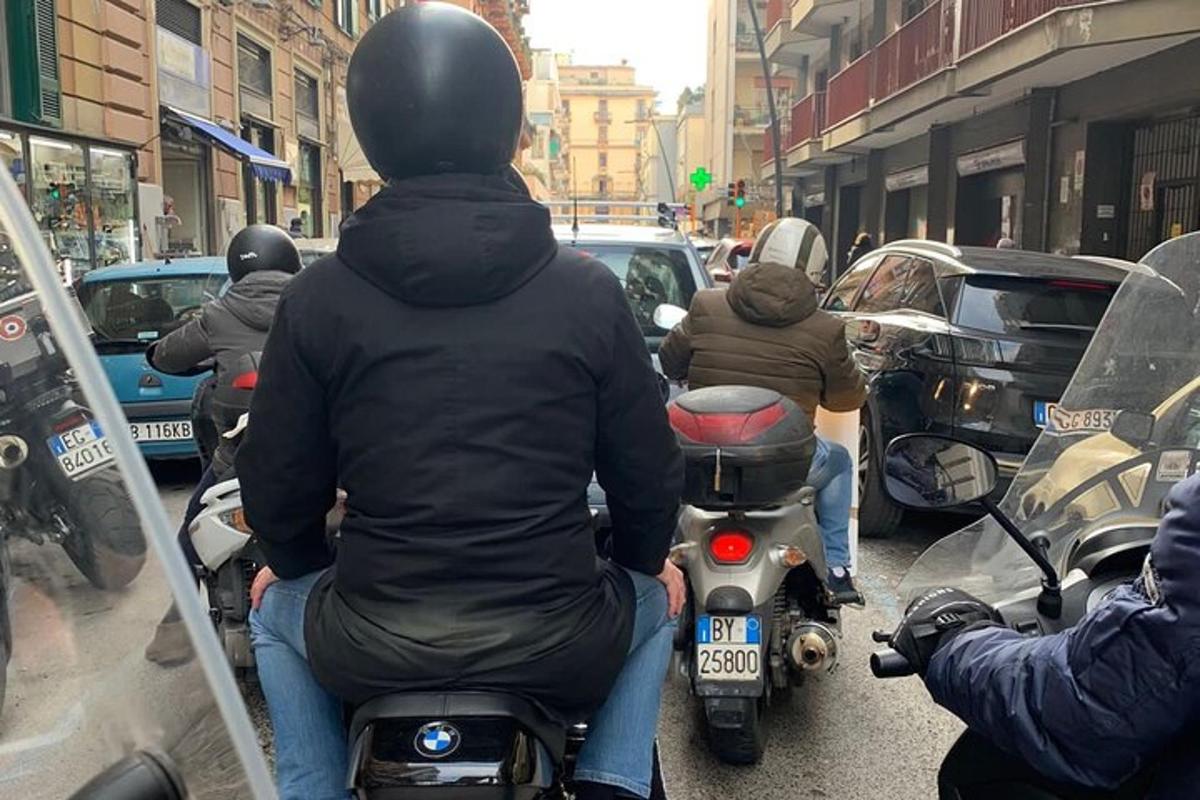 sekelompok orang mengendarai sepeda motor di jalan