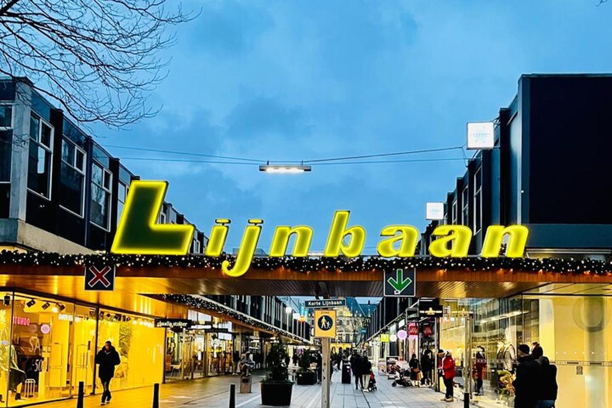 papan tanda neon yang berbunyi lilianamn di atas jalan