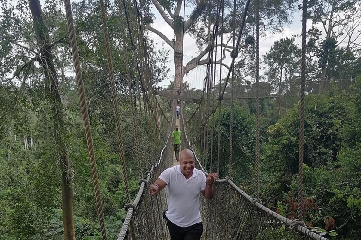 seorang lelaki melintasi jambatan gantung di dalam hutan