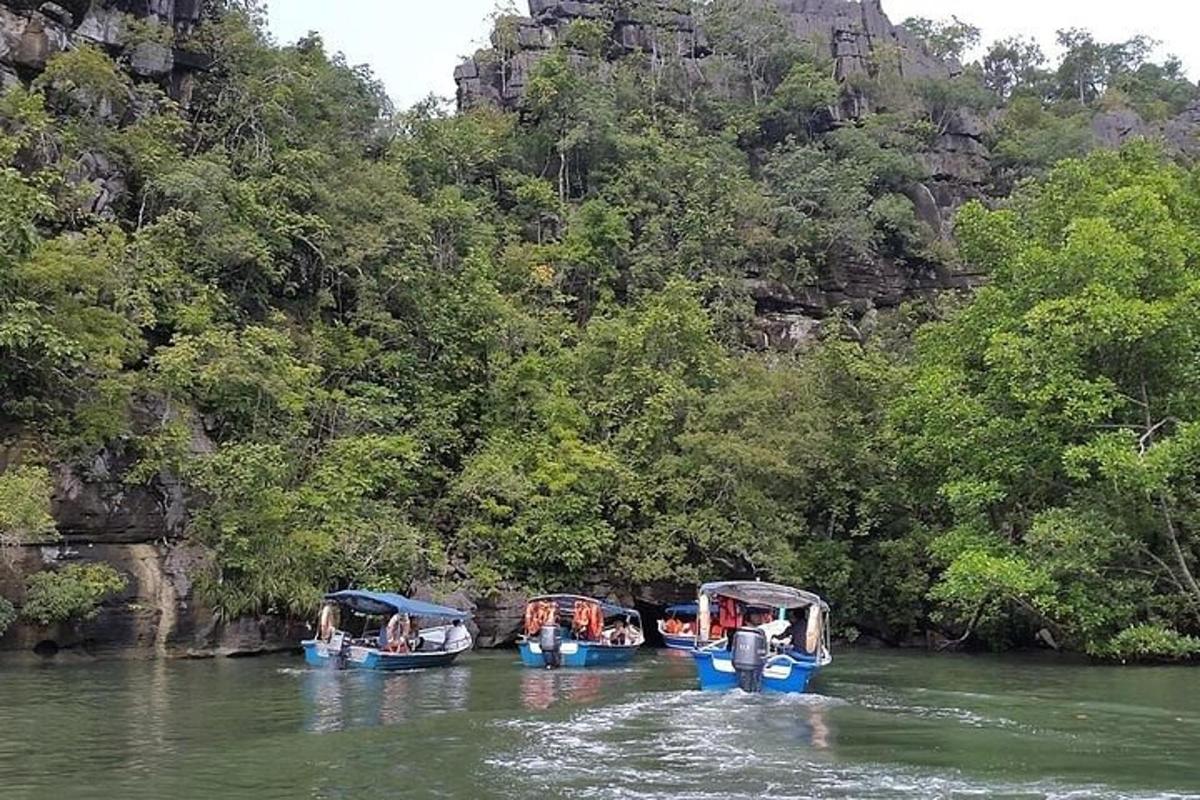 tři lodě ve vodě na řece