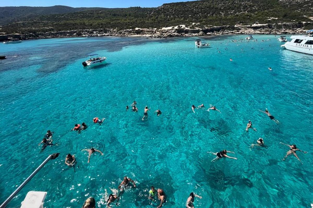 un gruppo di persone che nuotano nell'acqua blu