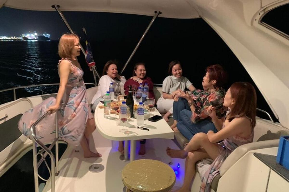 un gruppo di donne sedute su una barca