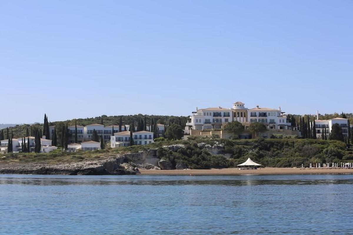 una vista di una spiaggia con case e l'acqua