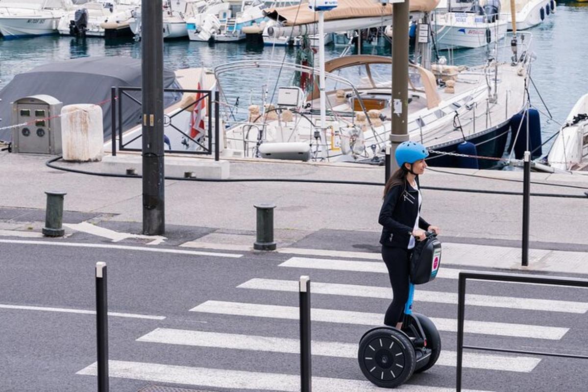 o femeie care merge pe un scuter într-un port cu bărci