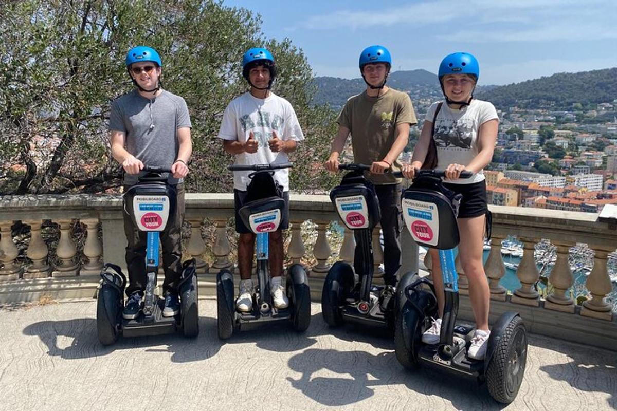 un grup de patru persoane care călătoresc pe Segway-uri