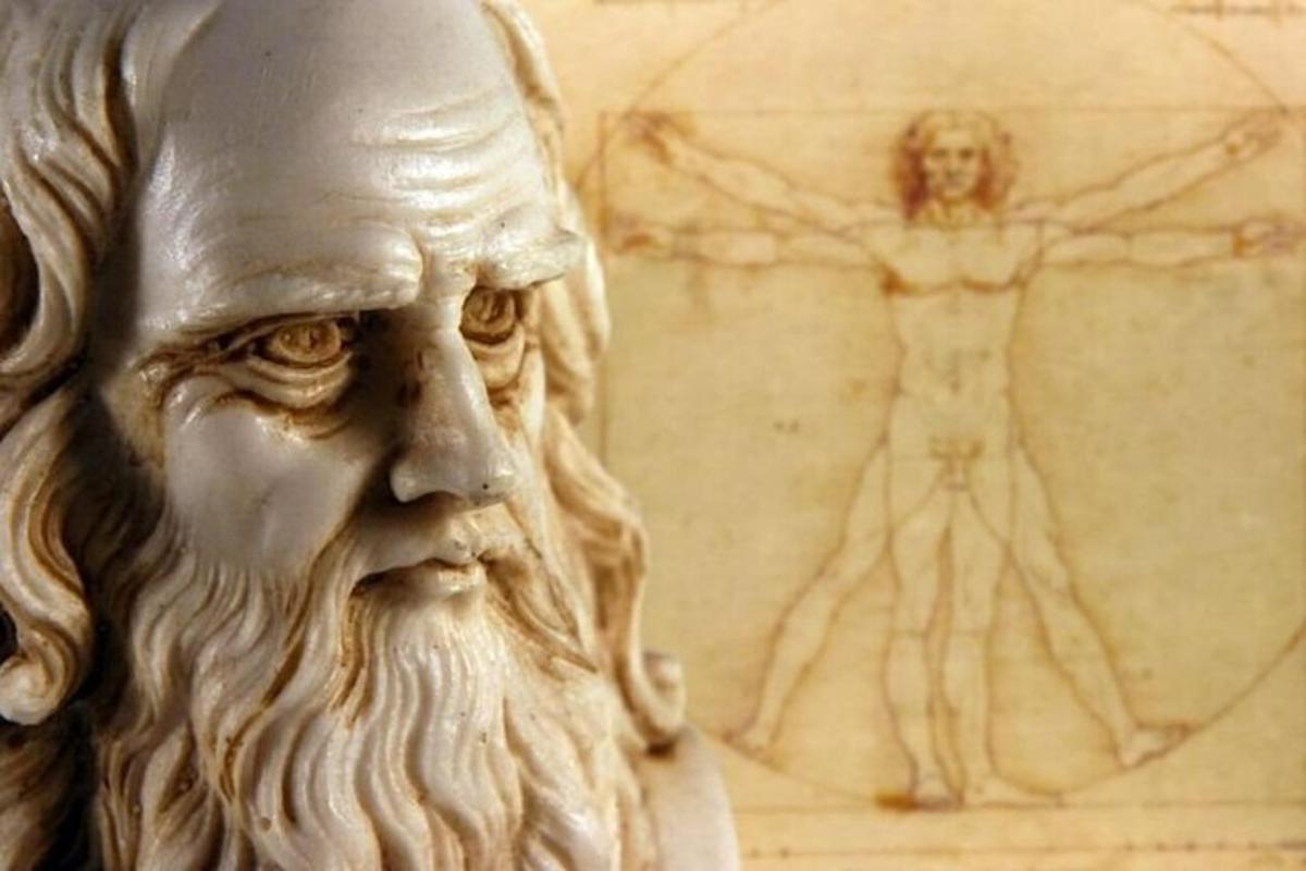 una statua di un uomo davanti a un disegno