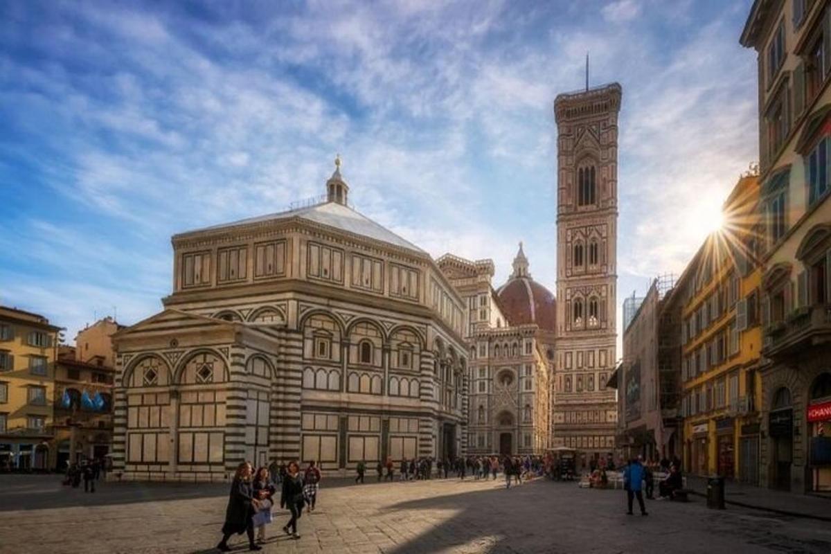 un grande edificio con una torre dell'orologio in una città