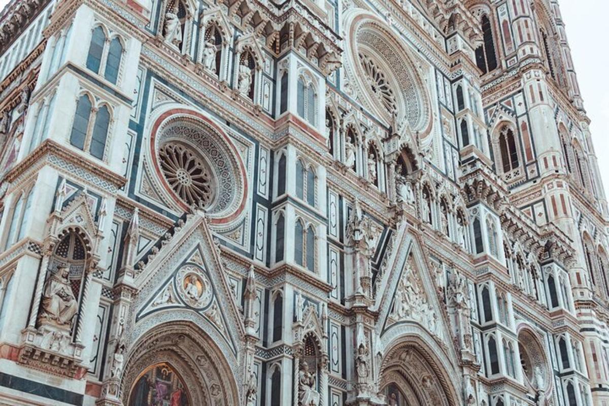 un gran edifici amb moltes finestres