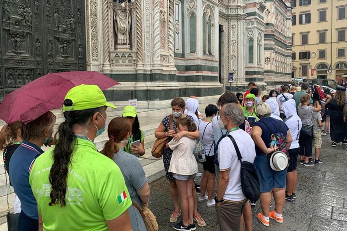 una folla di persone in piedi davanti a un edificio