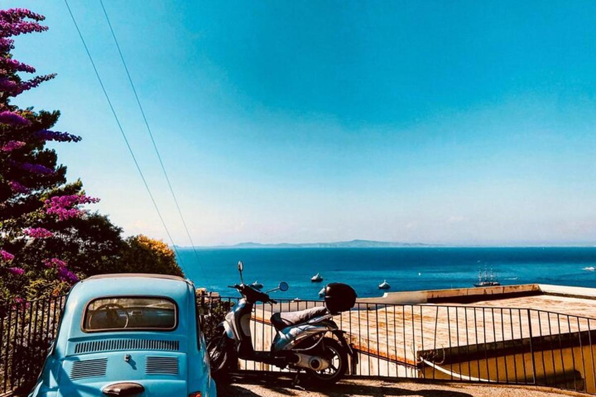 truk biru dan sepeda motor terparkir di samping laut