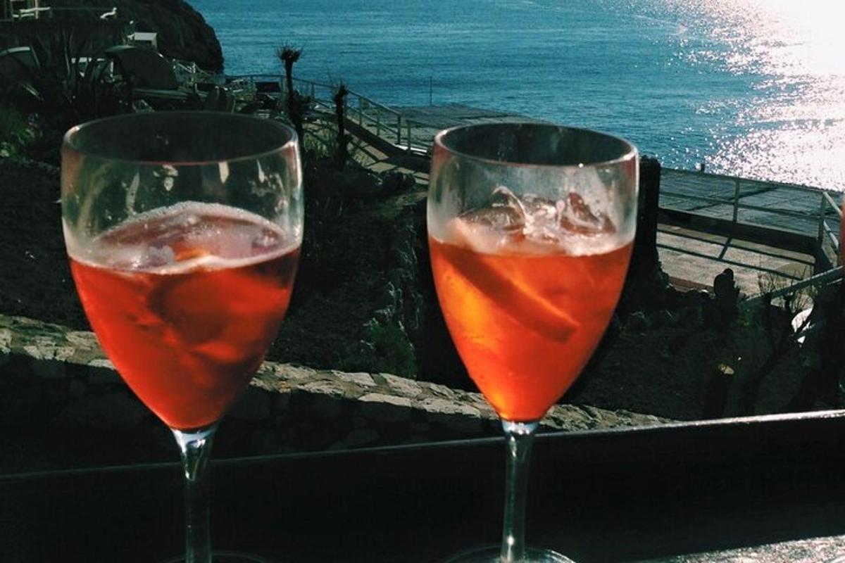 due bicchieri di vino appoggiati su un tavolo vicino all'oceano