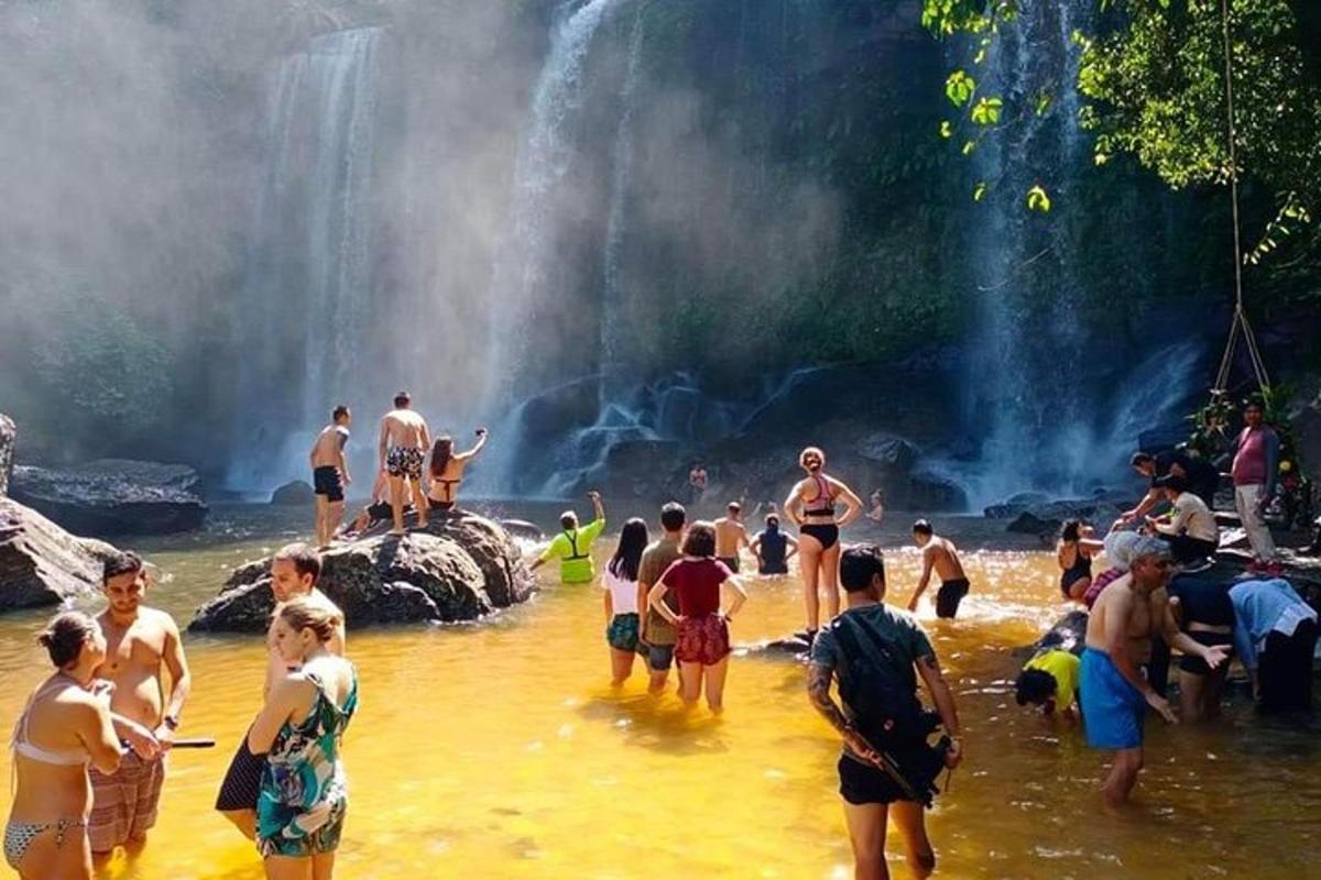 un gruppo di persone nell'acqua di una cascata