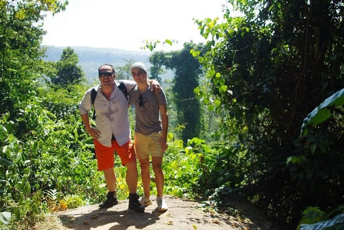 un uomo e una donna in piedi su un sentiero sterrato