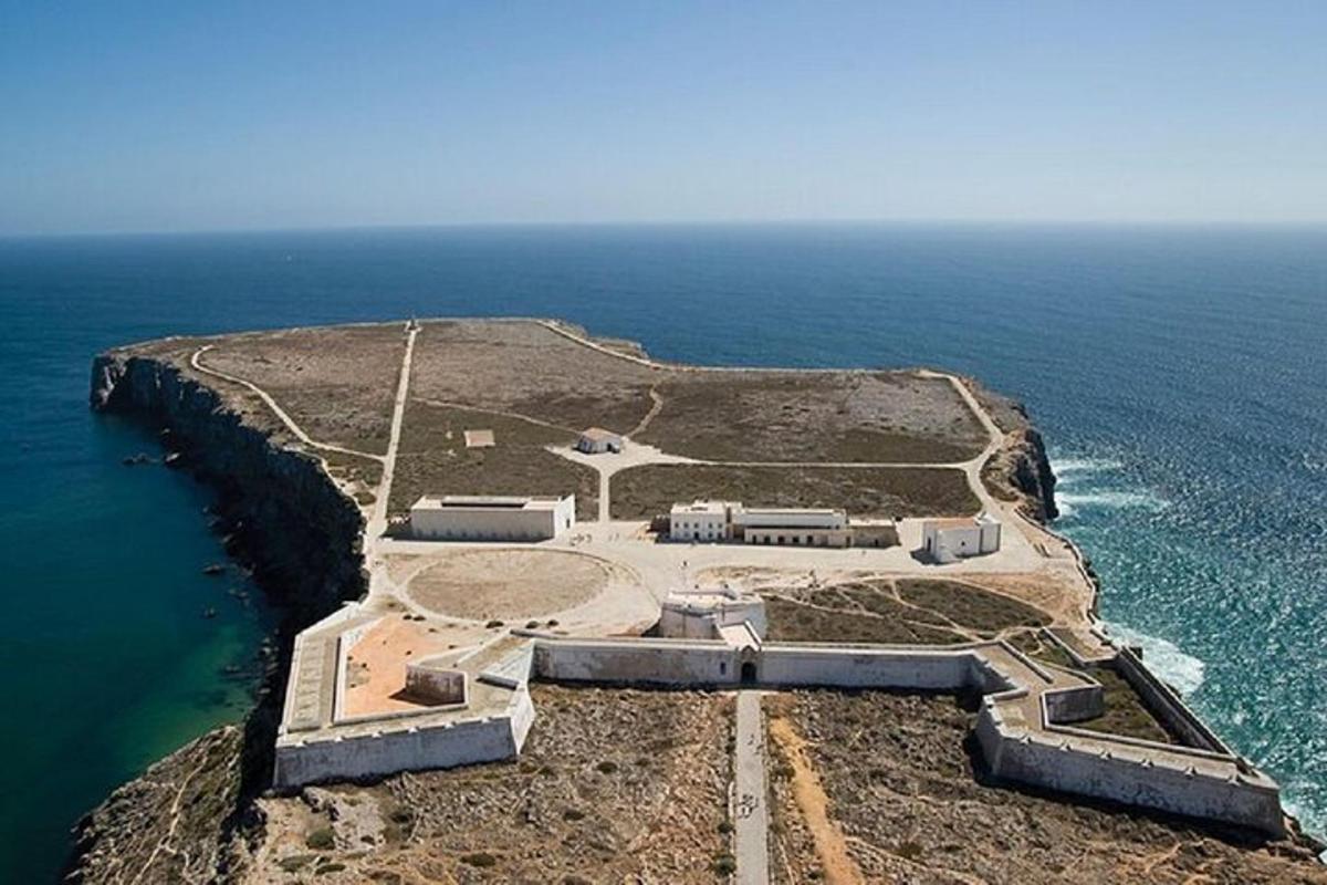 una vista aerea di un'isola nell'oceano