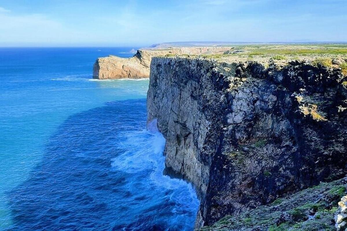 una vista aerea di una scogliera sull'oceano