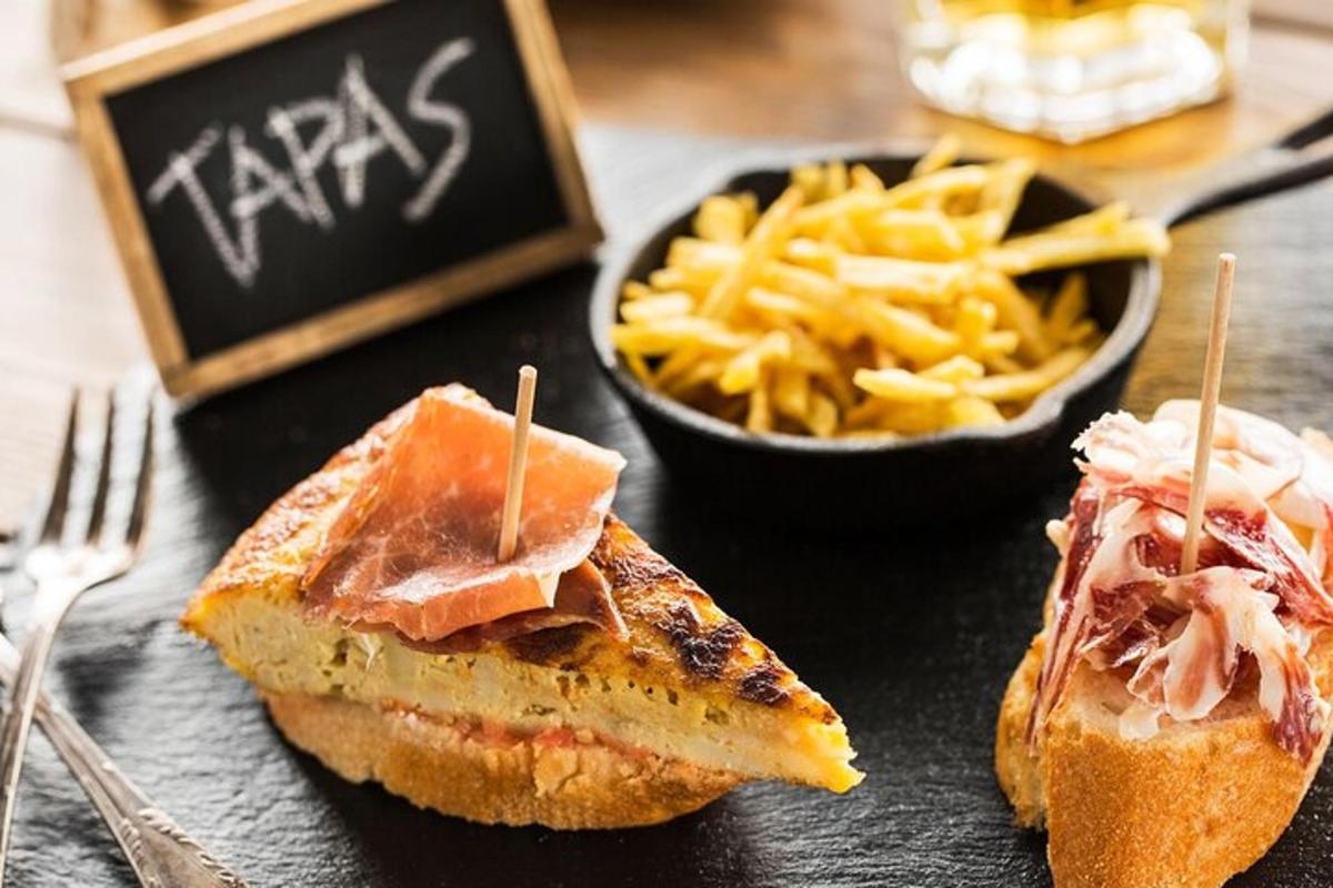 Un plato de comida con un sándwich y un tazón de papas fritas