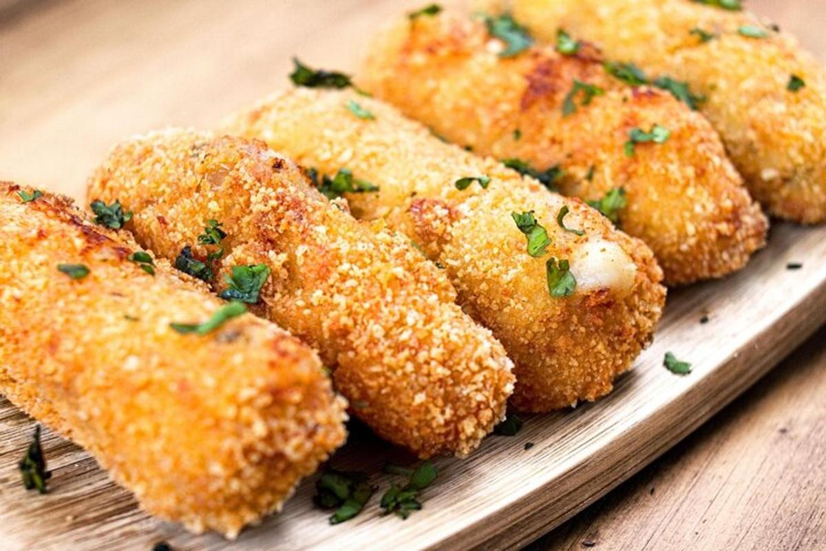 um prato de comida com alguns wontons fritos