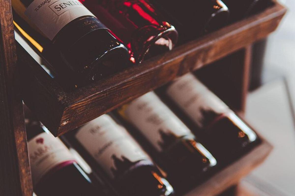 Un montón de botellas de vino en un estante de madera