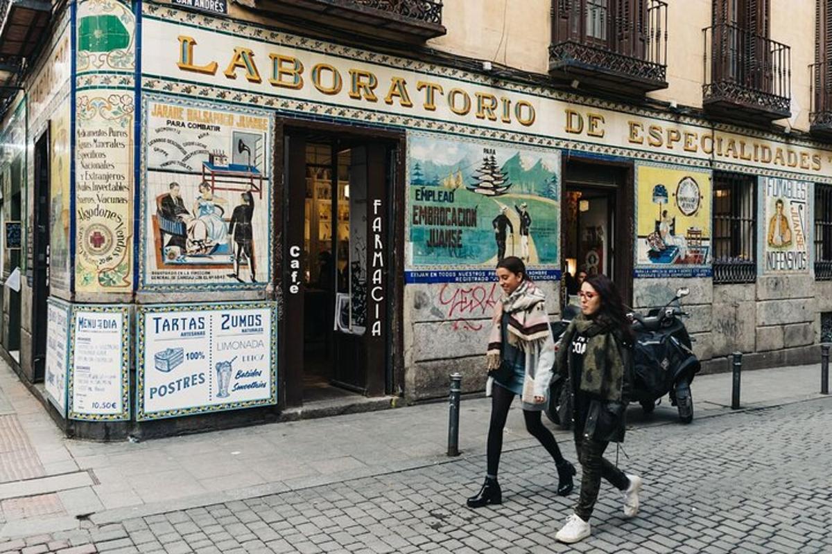 um homem e uma mulher caminhando em frente a uma loja
