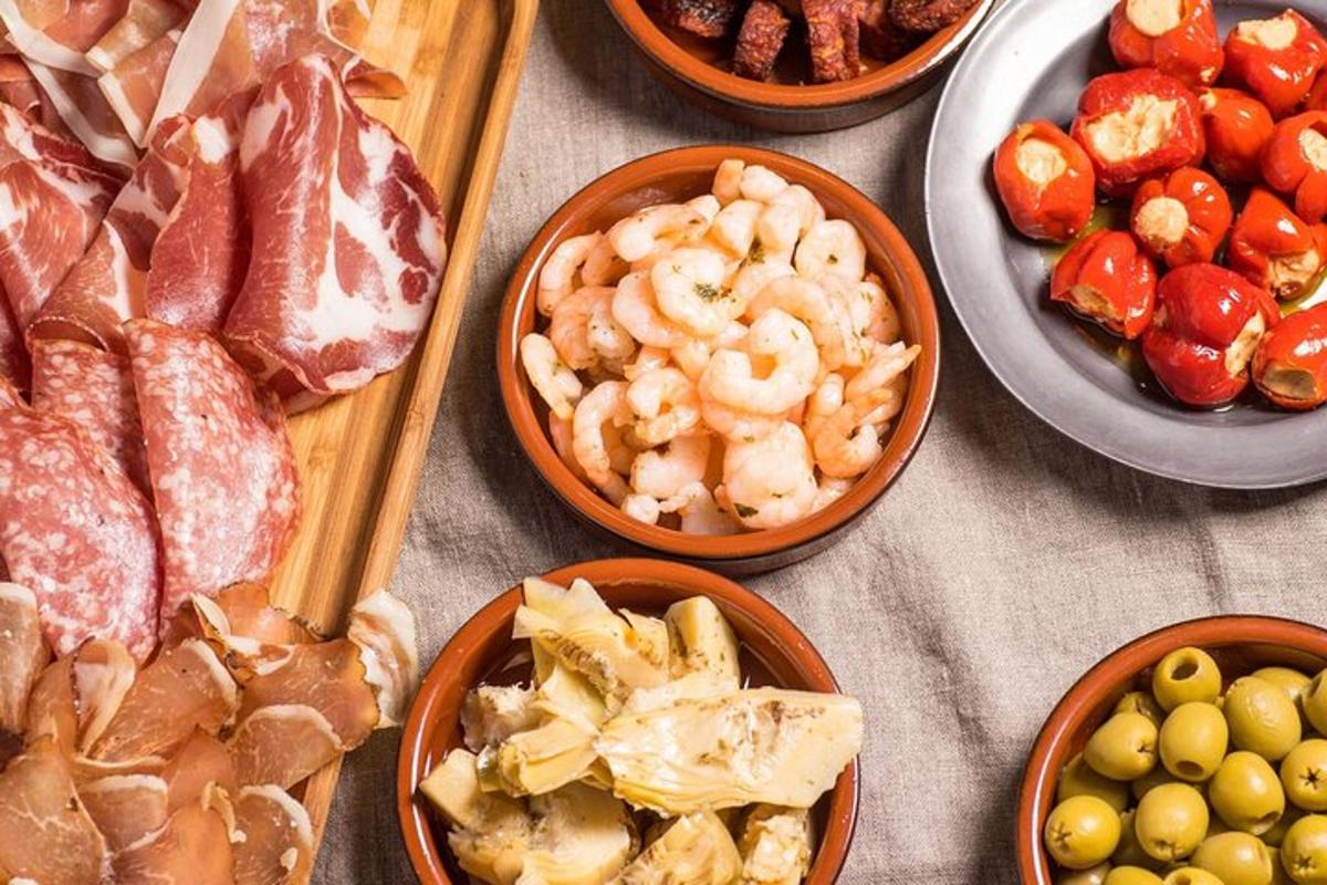 uma mesa coberta com tigelas de diferentes tipos de comida