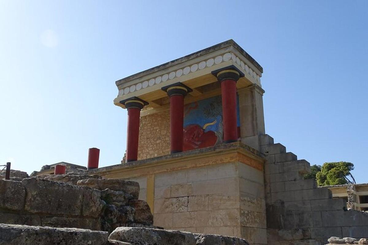 ένα κτίριο με κόκκινους πυλώνες στην κορυφή ενός τοίχου