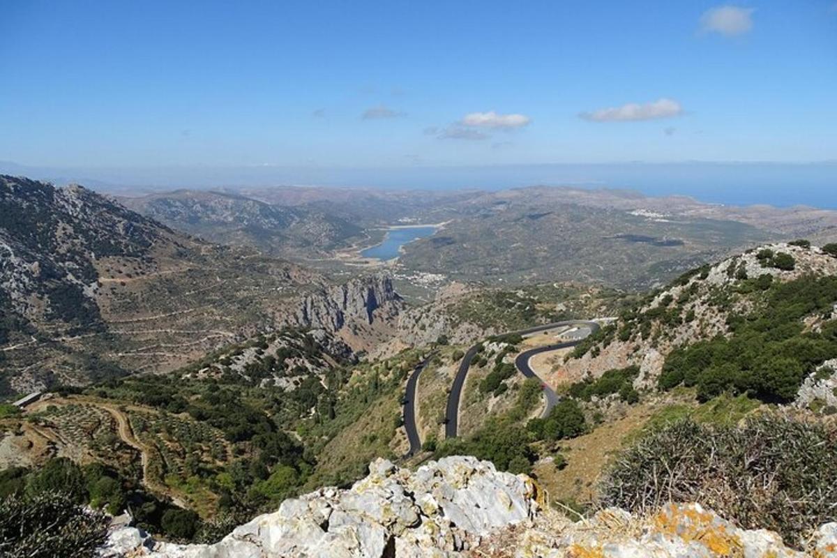θέα ενός βουνού με έναν δρόμο πάνω του