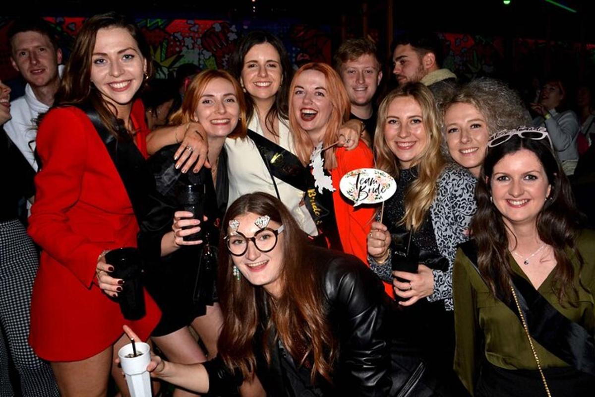 un grup de dones posant per a una foto en una festa