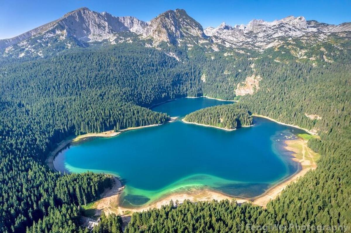 una vista aerea di due laghi in montagna
