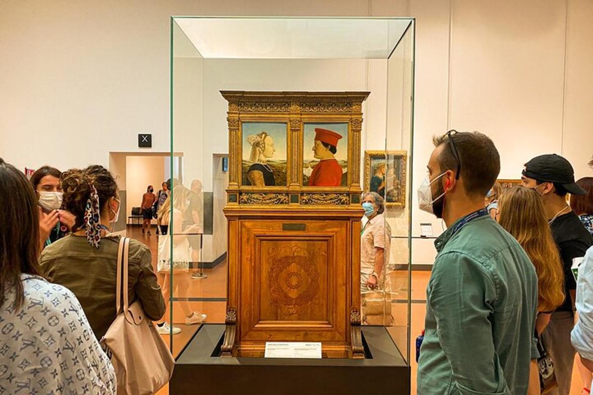 um grupo de pessoas olhando para uma exposição em um museu