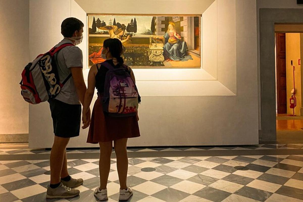um homem e uma mulher olhando para uma pintura em um museu