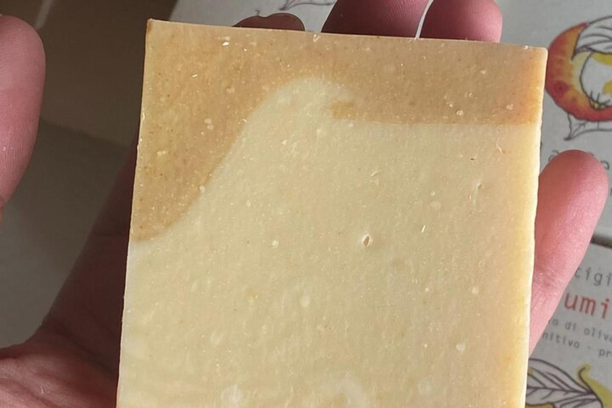 osoba držiaca v ruke kúsok tofu