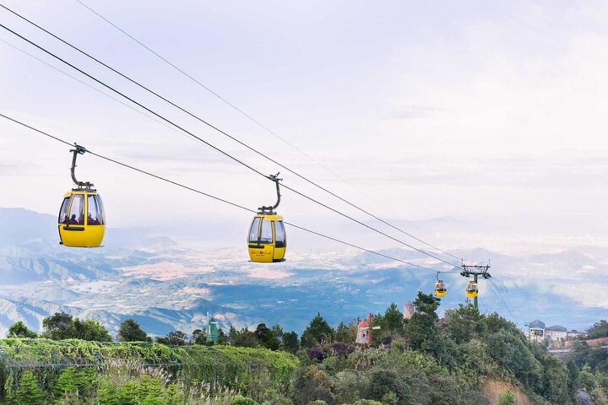 sekumpulan gondola kuning terbang di atas pergunungan