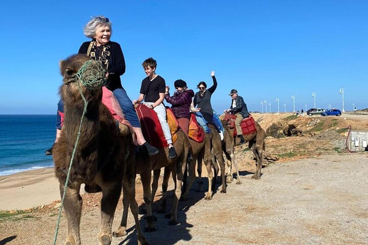 en gruppe barn som rir på hester på stranden