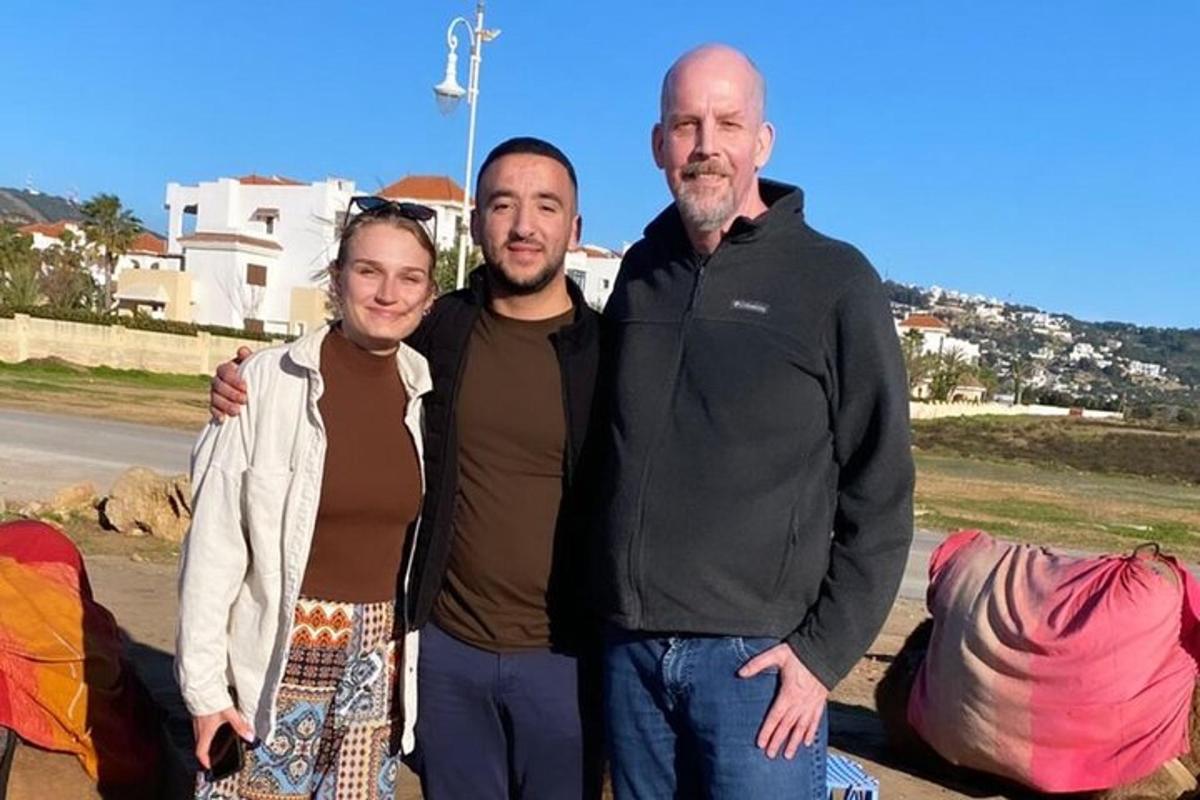 Un grupo de tres personas posando para una fotografía