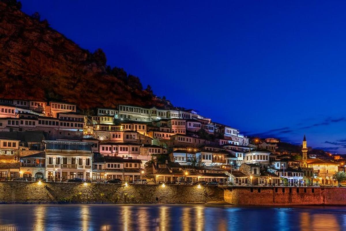 夜晚的山边小镇