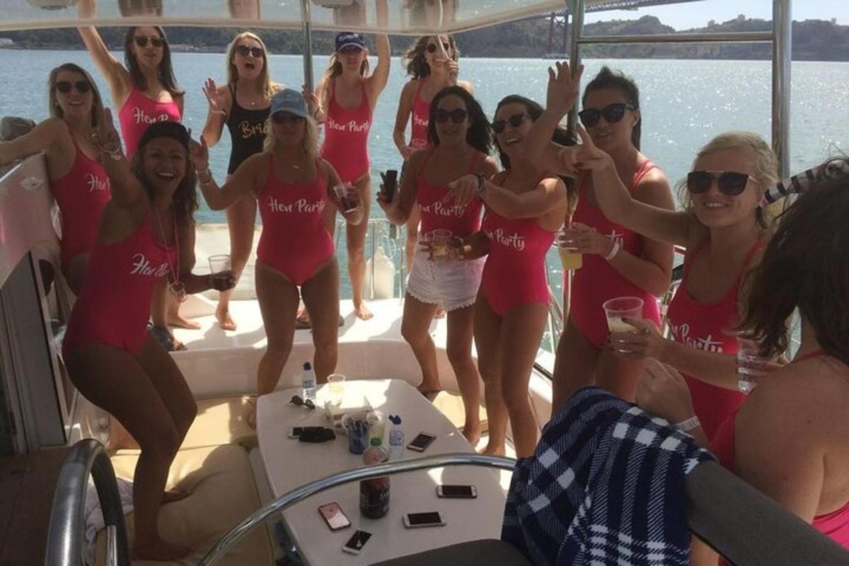 eine Gruppe von Frauen in rosa Badeanzügen auf einem Boot