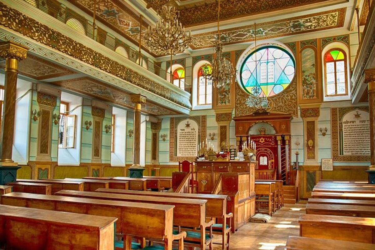 une église avec des bancs en bois et un vitrail