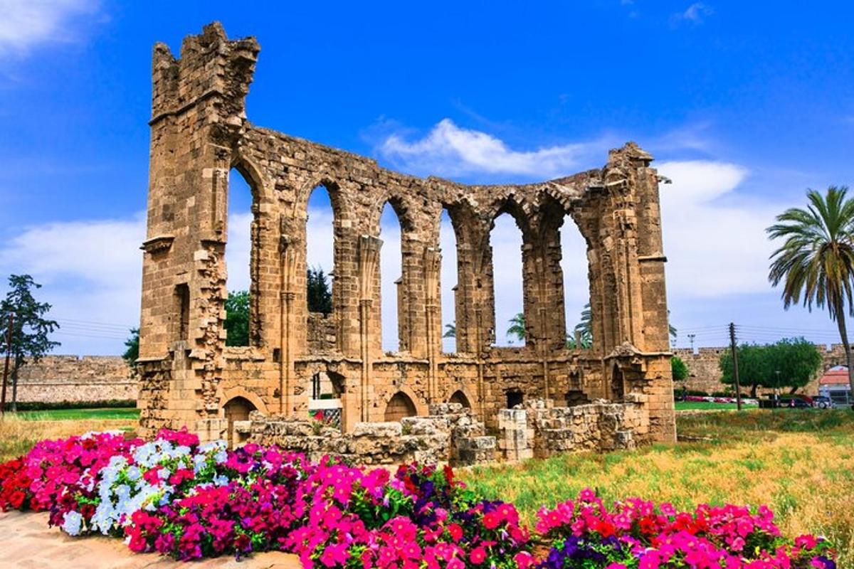 um antigo edifício de pedra com flores em primeiro plano