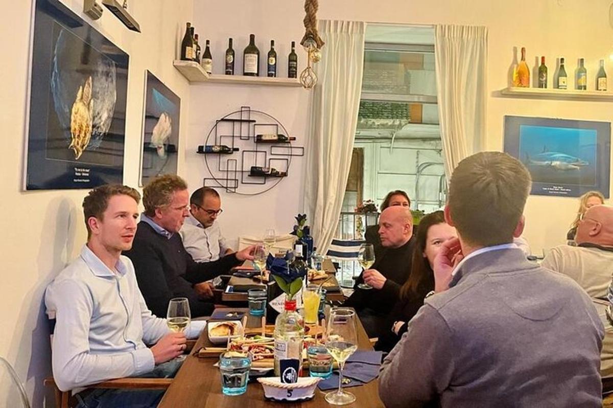 un gruppo di persone sedute a un tavolo in un ristorante