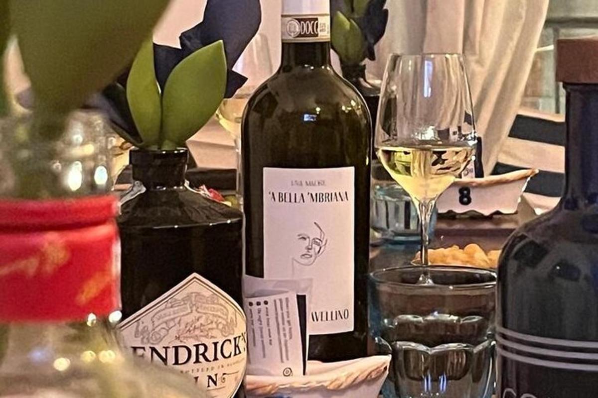 un tavolo con una bottiglia di vino e un bicchiere