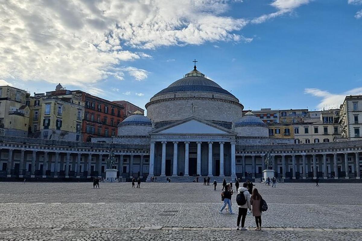 un grande edificio con persone in piedi di fronte