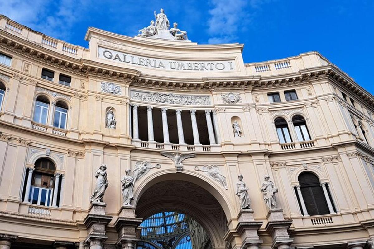 un grande edificio con un arco di fronte