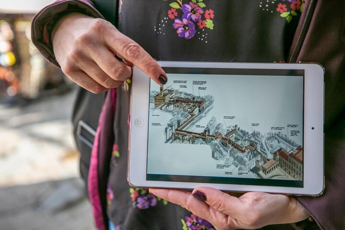 osoba držící tablet s mapou