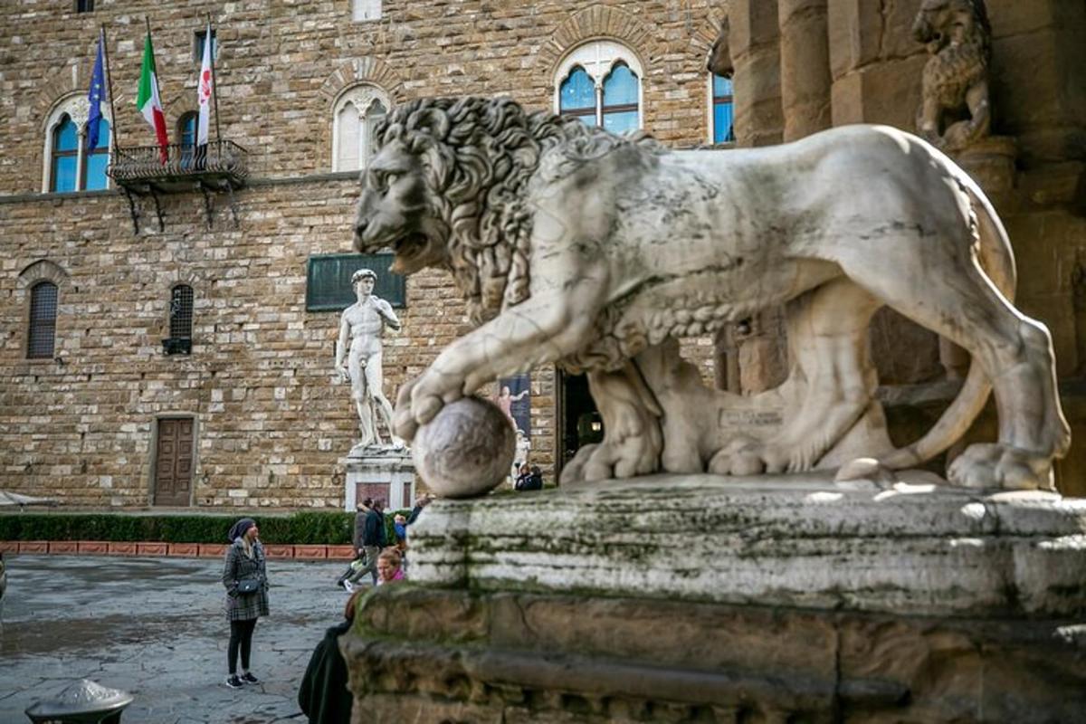 lauvas statuja ēkas priekšā