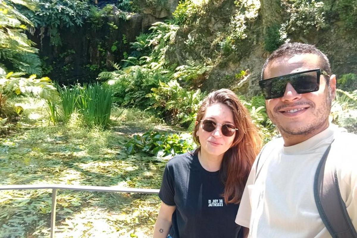 un uomo e una donna in piedi davanti a un giardino