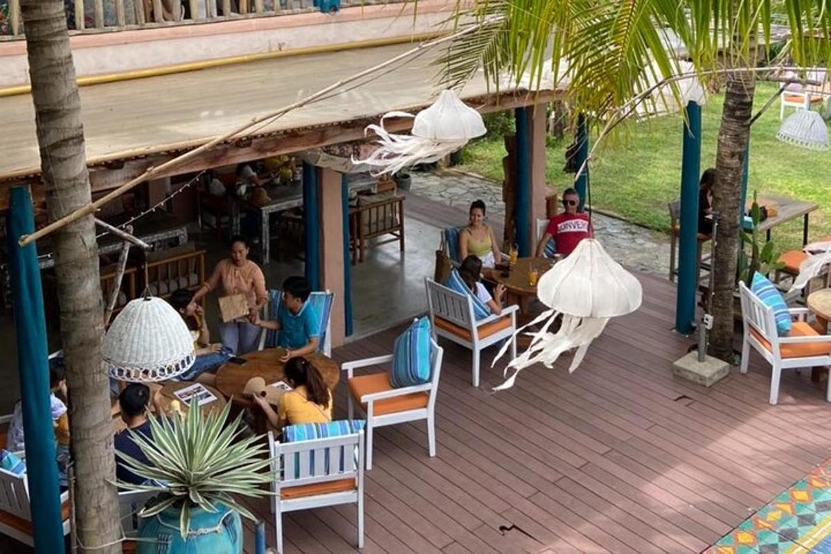 một nhóm người đang ngồi ở một cái bàn trên boong tàu