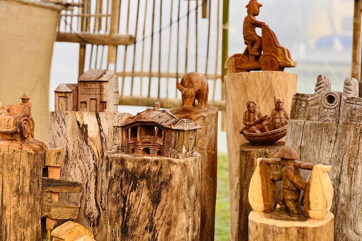 Un grupo de figuras de madera sentadas en postes de madera.