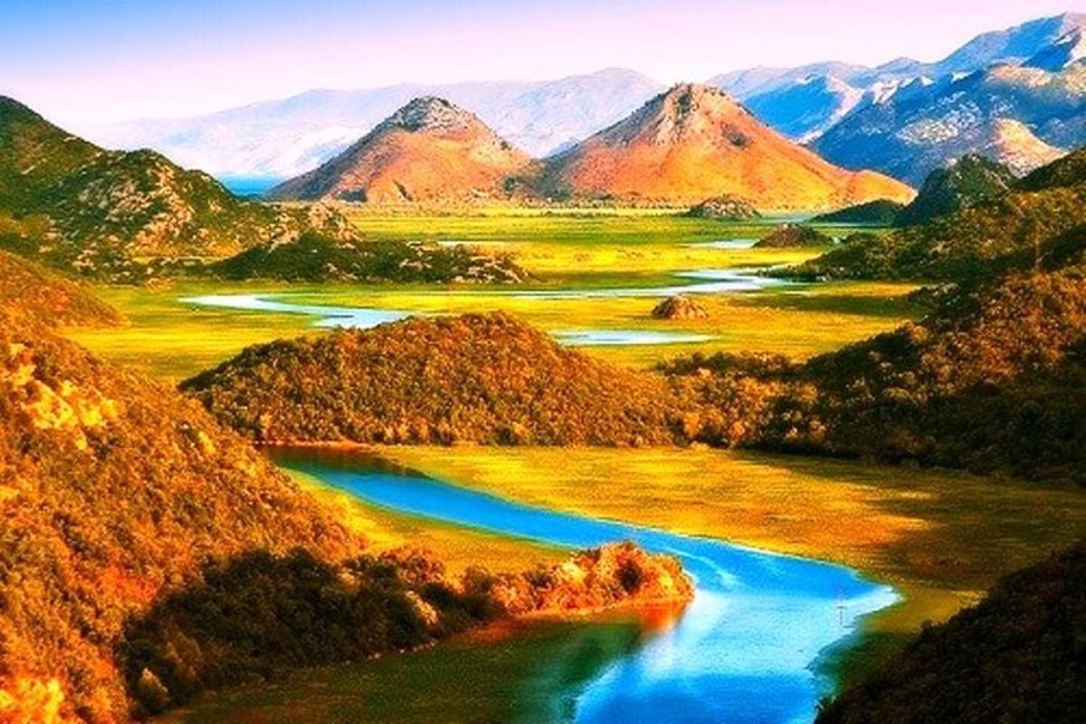 pemandangan sungai dengan latar belakang gunung
