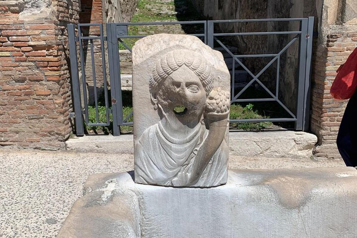 una statua di una donna con un fiore in bocca