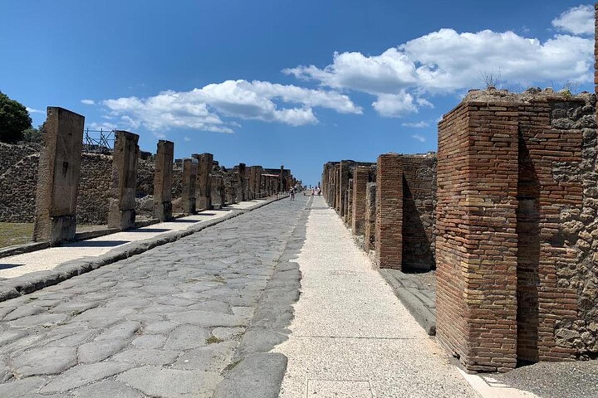 una strada tra le rovine di un edificio